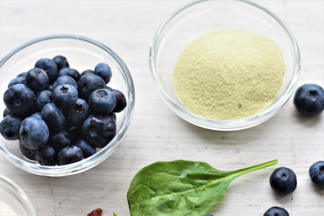 Brain-boosting smoothie blueberries and collagen